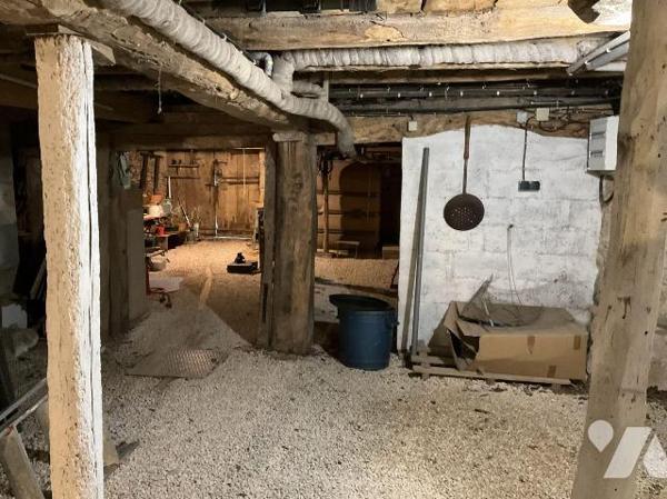 A VENDRE : Charmante propriété dans petit village, située au calme à environ 12 kilomètres au s...