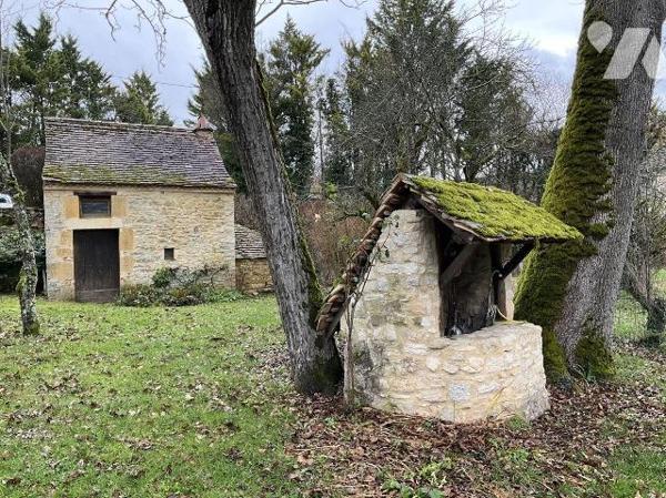A VENDRE : Charmante propriété dans petit village, située au calme à environ 12 kilomètres au s...