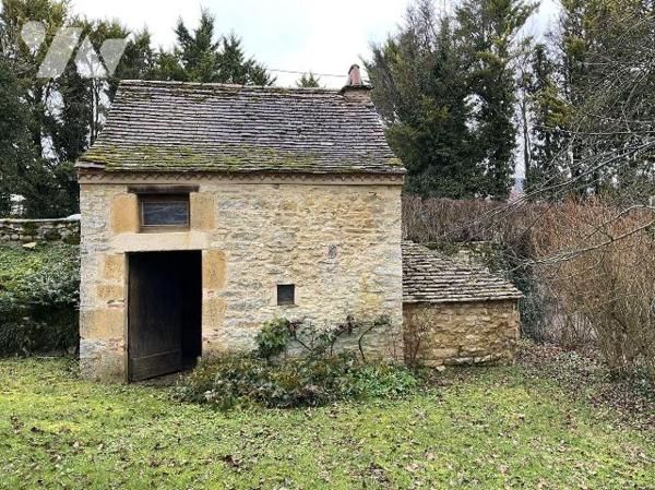 A VENDRE : Charmante propriété dans petit village, située au calme à environ 12 kilomètres au s...