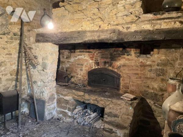 A VENDRE : Charmante propriété dans petit village, située au calme à environ 12 kilomètres au s...