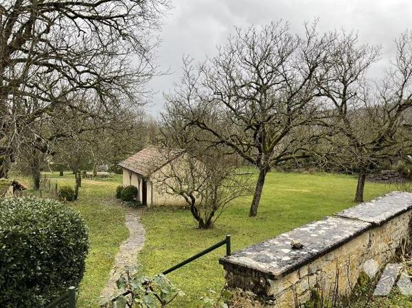 A VENDRE : Charmante propriété dans petit village, située au calme à environ 12 kilomètres au s...
