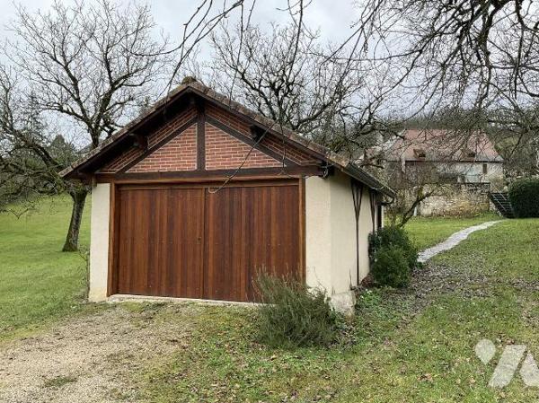 A VENDRE : Charmante propriété dans petit village, située au calme à environ 12 kilomètres au s...