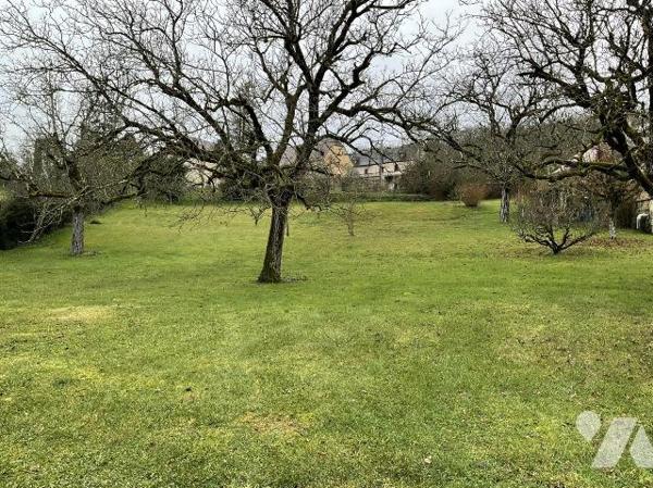 A VENDRE : Charmante propriété dans petit village, située au calme à environ 12 kilomètres au s...
