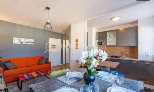 SERRIS – PLACE TOSCANE | 2 PIÈCES 43 m² + PARKING

 BELLE OPPORTUNITÉ POUR INVESTISSEUR – FORT POTENTIEL LOCATIF

Découvrez cet agréable 2 pièces de 43 m², idéalement situé Place Toscane à Serris, au cœur du Val d’Europe, à proximité de Disneyland Paris, Centre commercial Val d' Europe et la vallée shopping.
 1 place de parking
 Emplacement recherché
 À proximité de Disneyland Paris
Taxe foncière : env. 700 €/an
 Potentiel locatif :

 Courte durée / Airbnb : revenus potentiels estimés entre 3 000 et 3 500 €/mois, selon occupation et saison.
 Location classique : environ 1 400 €/mois.
 Un bien intéressant pour un investisseur recherchant rentabilité, flexibilité et emplacement stratégique dans un secteur touristique très dynamique.

 À découvrir rapidement ! Tel : 0629465534