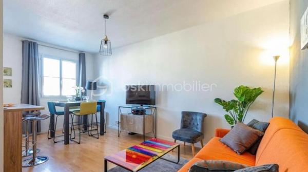 SERRIS – PLACE TOSCANE | 2 PIÈCES 43 m² + PARKING

 BELLE OPPORTUNITÉ POUR INVESTISSEUR – FORT POTENTIEL LOCATIF

Découvrez cet agréable 2 pièces de 43 m², idéalement situé Place Toscane à Serris, au cœur du Val d’Europe, à proximité de Disneyland Paris, Centre commercial Val d' Europe et la vallée shopping.
 1 place de parking
 Emplacement recherché
 À proximité de Disneyland Paris
Taxe foncière : env. 700 €/an
 Potentiel locatif :

 Courte durée / Airbnb : revenus potentiels estimés entre 3 000 et 3 500 €/mois, selon occupation et saison.
 Location classique : environ 1 400 €/mois.
 Un bien intéressant pour un investisseur recherchant rentabilité, flexibilité et emplacement stratégique dans un secteur touristique très dynamique.

 À découvrir rapidement ! Tel : 0629465534