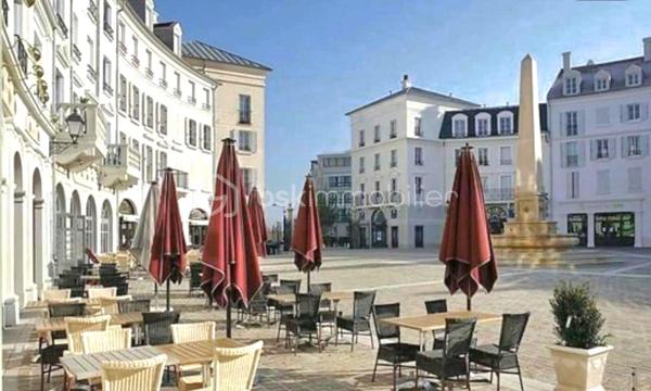 SERRIS – PLACE TOSCANE | 2 PIÈCES 43 m² + PARKING

 BELLE OPPORTUNITÉ POUR INVESTISSEUR – FORT POTENTIEL LOCATIF

Découvrez cet agréable 2 pièces de 43 m², idéalement situé Place Toscane à Serris, au cœur du Val d’Europe, à proximité de Disneyland Paris, Centre commercial Val d' Europe et la vallée shopping.
 1 place de parking
 Emplacement recherché
 À proximité de Disneyland Paris
Taxe foncière : env. 700 €/an
 Potentiel locatif :

 Courte durée / Airbnb : revenus potentiels estimés entre 3 000 et 3 500 €/mois, selon occupation et saison.
 Location classique : environ 1 400 €/mois.
 Un bien intéressant pour un investisseur recherchant rentabilité, flexibilité et emplacement stratégique dans un secteur touristique très dynamique.

 À découvrir rapidement ! Tel : 0629465534