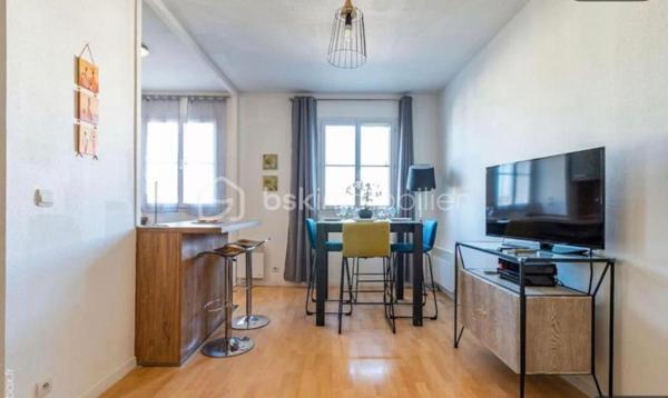 SERRIS – PLACE TOSCANE | 2 PIÈCES 43 m² + PARKING

 BELLE OPPORTUNITÉ POUR INVESTISSEUR – FORT POTENTIEL LOCATIF

Découvrez cet agréable 2 pièces de 43 m², idéalement situé Place Toscane à Serris, au cœur du Val d’Europe, à proximité de Disneyland Paris, Centre commercial Val d' Europe et la vallée shopping.
 1 place de parking
 Emplacement recherché
 À proximité de Disneyland Paris
Taxe foncière : env. 700 €/an
 Potentiel locatif :

 Courte durée / Airbnb : revenus potentiels estimés entre 3 000 et 3 500 €/mois, selon occupation et saison.
 Location classique : environ 1 400 €/mois.
 Un bien intéressant pour un investisseur recherchant rentabilité, flexibilité et emplacement stratégique dans un secteur touristique très dynamique.

 À découvrir rapidement ! Tel : 0629465534