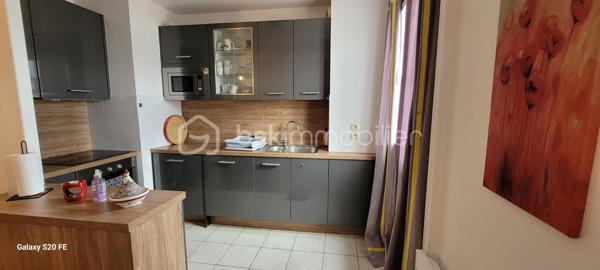 SERRIS – PLACE TOSCANE | 2 PIÈCES 43 m² + PARKING

 BELLE OPPORTUNITÉ POUR INVESTISSEUR – FORT POTENTIEL LOCATIF

Découvrez cet agréable 2 pièces de 43 m², idéalement situé Place Toscane à Serris, au cœur du Val d’Europe, à proximité de Disneyland Paris, Centre commercial Val d' Europe et la vallée shopping.
 1 place de parking
 Emplacement recherché
 À proximité de Disneyland Paris
Taxe foncière : env. 700 €/an
 Potentiel locatif :

 Courte durée / Airbnb : revenus potentiels estimés entre 3 000 et 3 500 €/mois, selon occupation et saison.
 Location classique : environ 1 400 €/mois.
 Un bien intéressant pour un investisseur recherchant rentabilité, flexibilité et emplacement stratégique dans un secteur touristique très dynamique.

 À découvrir rapidement ! Tel : 0629465534