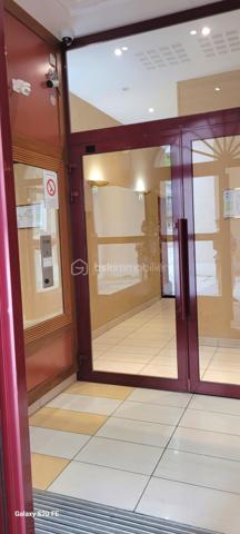 SERRIS – PLACE TOSCANE | 2 PIÈCES 43 m² + PARKING

 BELLE OPPORTUNITÉ POUR INVESTISSEUR – FORT POTENTIEL LOCATIF

Découvrez cet agréable 2 pièces de 43 m², idéalement situé Place Toscane à Serris, au cœur du Val d’Europe, à proximité de Disneyland Paris, Centre commercial Val d' Europe et la vallée shopping.
 1 place de parking
 Emplacement recherché
 À proximité de Disneyland Paris
Taxe foncière : env. 700 €/an
 Potentiel locatif :

 Courte durée / Airbnb : revenus potentiels estimés entre 3 000 et 3 500 €/mois, selon occupation et saison.
 Location classique : environ 1 400 €/mois.
 Un bien intéressant pour un investisseur recherchant rentabilité, flexibilité et emplacement stratégique dans un secteur touristique très dynamique.

 À découvrir rapidement ! Tel : 0629465534