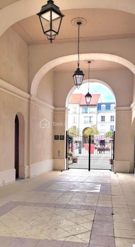 SERRIS – PLACE TOSCANE | 2 PIÈCES 43 m² + PARKING

 BELLE OPPORTUNITÉ POUR INVESTISSEUR – FORT POTENTIEL LOCATIF

Découvrez cet agréable 2 pièces de 43 m², idéalement situé Place Toscane à Serris, au cœur du Val d’Europe, à proximité de Disneyland Paris, Centre commercial Val d' Europe et la vallée shopping.
 1 place de parking
 Emplacement recherché
 À proximité de Disneyland Paris
Taxe foncière : env. 700 €/an
 Potentiel locatif :

 Courte durée / Airbnb : revenus potentiels estimés entre 3 000 et 3 500 €/mois, selon occupation et saison.
 Location classique : environ 1 400 €/mois.
 Un bien intéressant pour un investisseur recherchant rentabilité, flexibilité et emplacement stratégique dans un secteur touristique très dynamique.

 À découvrir rapidement ! Tel : 0629465534