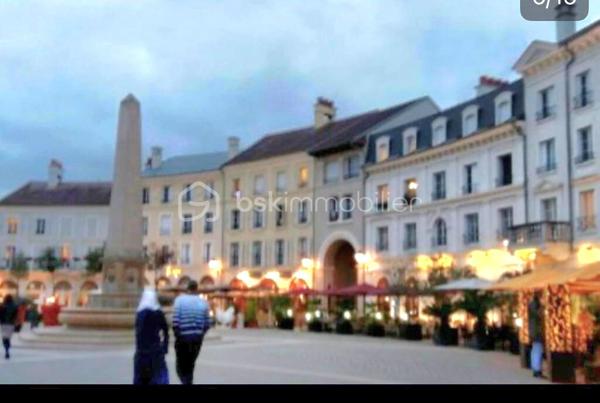 SERRIS – PLACE TOSCANE | 2 PIÈCES 43 m² + PARKING

 BELLE OPPORTUNITÉ POUR INVESTISSEUR – FORT POTENTIEL LOCATIF

Découvrez cet agréable 2 pièces de 43 m², idéalement situé Place Toscane à Serris, au cœur du Val d’Europe, à proximité de Disneyland Paris, Centre commercial Val d' Europe et la vallée shopping.
 1 place de parking
 Emplacement recherché
 À proximité de Disneyland Paris
Taxe foncière : env. 700 €/an
 Potentiel locatif :

 Courte durée / Airbnb : revenus potentiels estimés entre 3 000 et 3 500 €/mois, selon occupation et saison.
 Location classique : environ 1 400 €/mois.
 Un bien intéressant pour un investisseur recherchant rentabilité, flexibilité et emplacement stratégique dans un secteur touristique très dynamique.

 À découvrir rapidement ! Tel : 0629465534