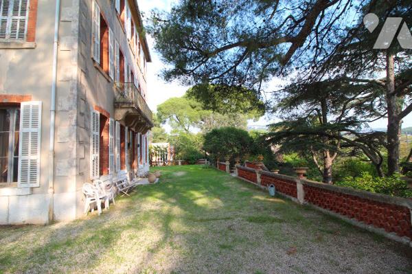 L'Etude Maubé vend une magnifique propriété de charme de plus de 500m2 située à Cassis.