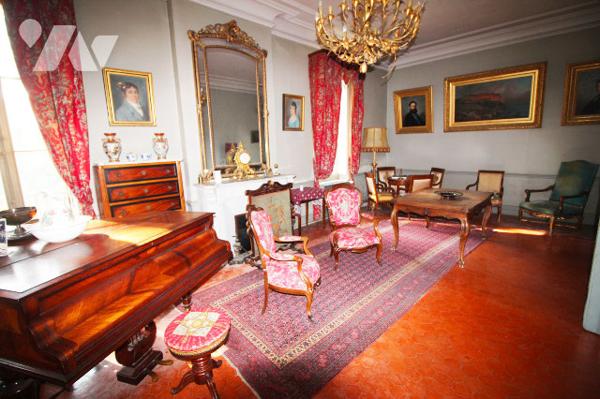 L'Etude Maubé vend une magnifique propriété de charme de plus de 500m2 située à Cassis.