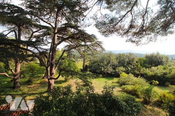 L'Etude Maubé vend une magnifique propriété de charme de plus de 500m2 située à Cassis.