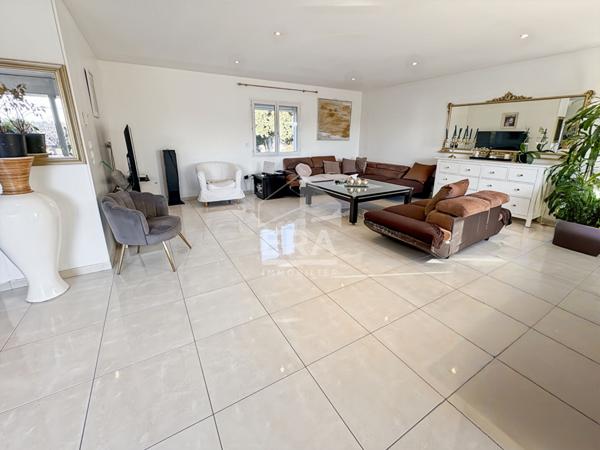 Maison Septemes Les Vallons T6 de 167.53 m2 avec piscine