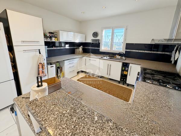 Maison Septemes Les Vallons T6 de 167.53 m2 avec piscine