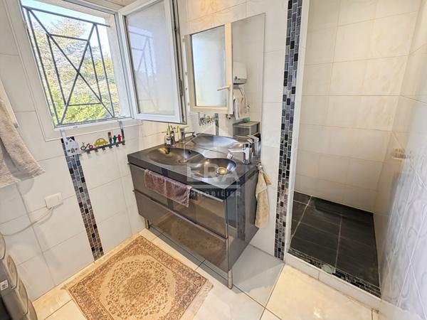 Maison Septemes Les Vallons T6 de 167.53 m2 avec piscine