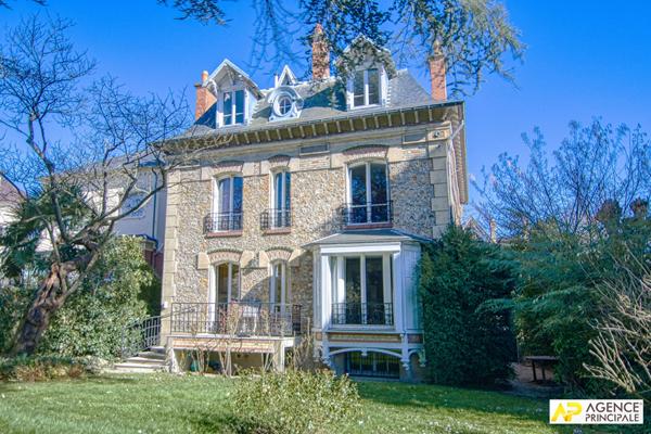 Versailles Les Prés Maison exceptionnelle de 320 m² au sol sur une parcelle de 550 m² €2 990 000 ** - Référence 27619