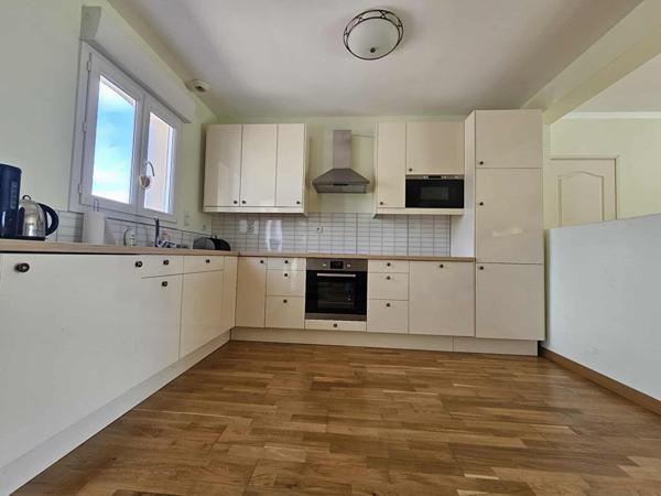 Vaste pavillon récent - Rue