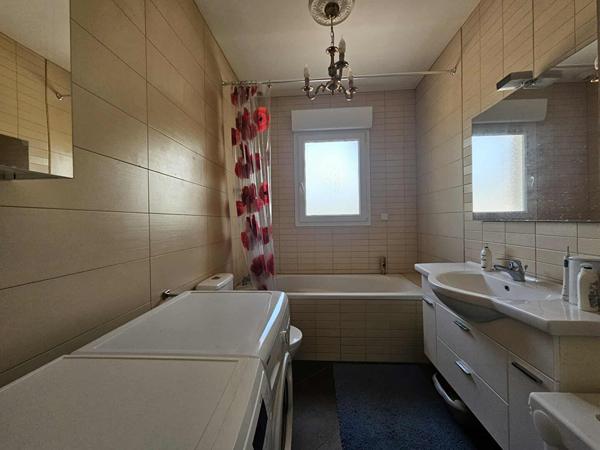 Vaste pavillon récent - Rue