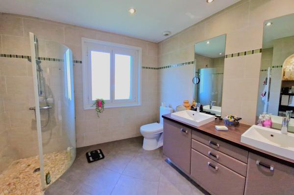 Meyzieu (69330) Villa 7 pièces de 159 m², sous-sol