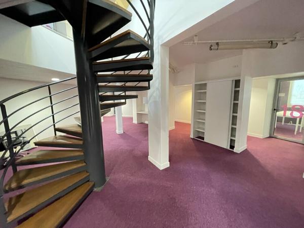 BUREAUX DE 1127M² A VENDRE PROCHE DES COMMERCES ET VISIBLES DEPUIS LA ROCADE