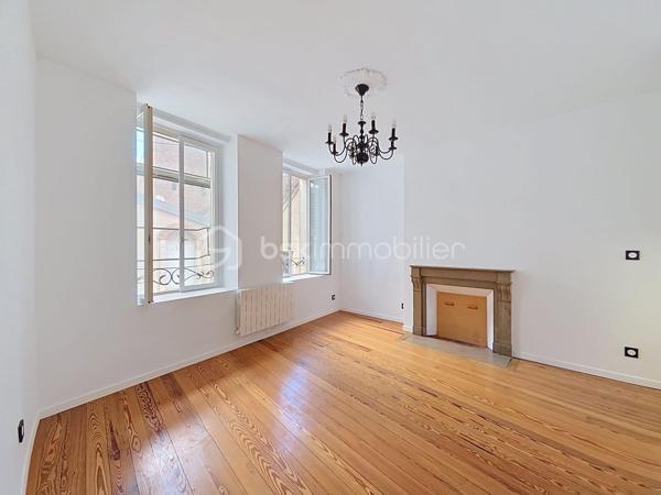 Appartement T3 avec terrasse à Saint-Jean-de-Losne — 123 000 € FAI.
Découvrez ce T3 d'environ 60m2, situé au 1er étage d'une copropriété, à deux pas de la Saône. Il se compose d'une entrée, d'un salon-séjour, d'une cuisine aménagée, ainsi que d'une salle d'eau avec cabine de douche, lavabo et WC. À l'étage, deux chambres. Les atouts : terrasse , chauffage individuel électrique, VMC hygroréglable automatique, double vitrage bois. 
Charges de copropriété d'environ 150 euros par trimestre, comprenant l'eau, les frais de syndic et l'assurance de la copropriété. 
Taxe foncière :671 euros.!
 Prix de vente : 123 000 euros FAI