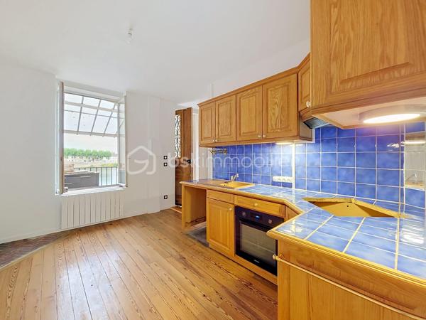 Appartement T3 avec terrasse à Saint-Jean-de-Losne — 123 000 € FAI.
Découvrez ce T3 d'environ 60m2, situé au 1er étage d'une copropriété, à deux pas de la Saône. Il se compose d'une entrée, d'un salon-séjour, d'une cuisine aménagée, ainsi que d'une salle d'eau avec cabine de douche, lavabo et WC. À l'étage, deux chambres. Les atouts : terrasse , chauffage individuel électrique, VMC hygroréglable automatique, double vitrage bois. 
Charges de copropriété d'environ 150 euros par trimestre, comprenant l'eau, les frais de syndic et l'assurance de la copropriété. 
Taxe foncière :671 euros.!
 Prix de vente : 123 000 euros FAI