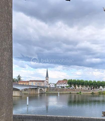 Appartement T3 avec terrasse à Saint-Jean-de-Losne — 123 000 € FAI.
Découvrez ce T3 d'environ 60m2, situé au 1er étage d'une copropriété, à deux pas de la Saône. Il se compose d'une entrée, d'un salon-séjour, d'une cuisine aménagée, ainsi que d'une salle d'eau avec cabine de douche, lavabo et WC. À l'étage, deux chambres. Les atouts : terrasse , chauffage individuel électrique, VMC hygroréglable automatique, double vitrage bois. 
Charges de copropriété d'environ 150 euros par trimestre, comprenant l'eau, les frais de syndic et l'assurance de la copropriété. 
Taxe foncière :671 euros.!
 Prix de vente : 123 000 euros FAI