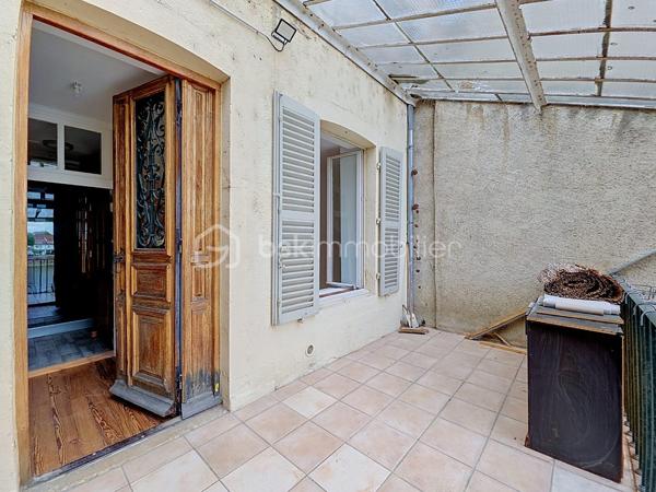 Appartement T3 avec terrasse à Saint-Jean-de-Losne — 123 000 € FAI.
Découvrez ce T3 d'environ 60m2, situé au 1er étage d'une copropriété, à deux pas de la Saône. Il se compose d'une entrée, d'un salon-séjour, d'une cuisine aménagée, ainsi que d'une salle d'eau avec cabine de douche, lavabo et WC. À l'étage, deux chambres. Les atouts : terrasse , chauffage individuel électrique, VMC hygroréglable automatique, double vitrage bois. 
Charges de copropriété d'environ 150 euros par trimestre, comprenant l'eau, les frais de syndic et l'assurance de la copropriété. 
Taxe foncière :671 euros.!
 Prix de vente : 123 000 euros FAI
