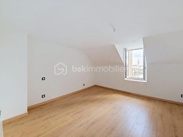 Appartement T3 avec terrasse à Saint-Jean-de-Losne — 123 000 € FAI.
Découvrez ce T3 d'environ 60m2, situé au 1er étage d'une copropriété, à deux pas de la Saône. Il se compose d'une entrée, d'un salon-séjour, d'une cuisine aménagée, ainsi que d'une salle d'eau avec cabine de douche, lavabo et WC. À l'étage, deux chambres. Les atouts : terrasse , chauffage individuel électrique, VMC hygroréglable automatique, double vitrage bois. 
Charges de copropriété d'environ 150 euros par trimestre, comprenant l'eau, les frais de syndic et l'assurance de la copropriété. 
Taxe foncière :671 euros.!
 Prix de vente : 123 000 euros FAI