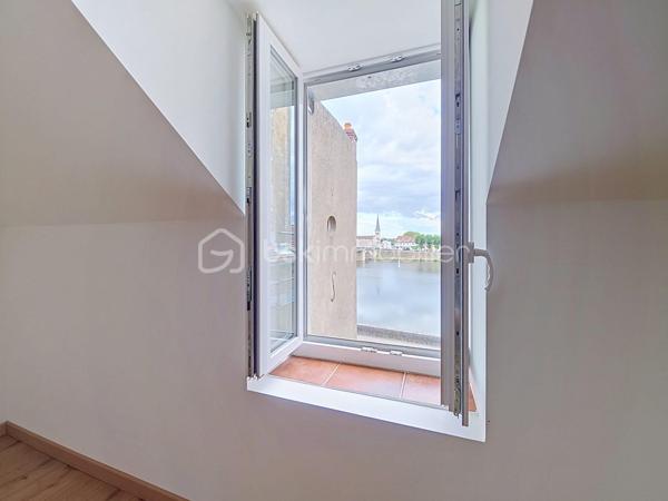 Appartement T3 avec terrasse à Saint-Jean-de-Losne — 123 000 € FAI.
Découvrez ce T3 d'environ 60m2, situé au 1er étage d'une copropriété, à deux pas de la Saône. Il se compose d'une entrée, d'un salon-séjour, d'une cuisine aménagée, ainsi que d'une salle d'eau avec cabine de douche, lavabo et WC. À l'étage, deux chambres. Les atouts : terrasse , chauffage individuel électrique, VMC hygroréglable automatique, double vitrage bois. 
Charges de copropriété d'environ 150 euros par trimestre, comprenant l'eau, les frais de syndic et l'assurance de la copropriété. 
Taxe foncière :671 euros.!
 Prix de vente : 123 000 euros FAI