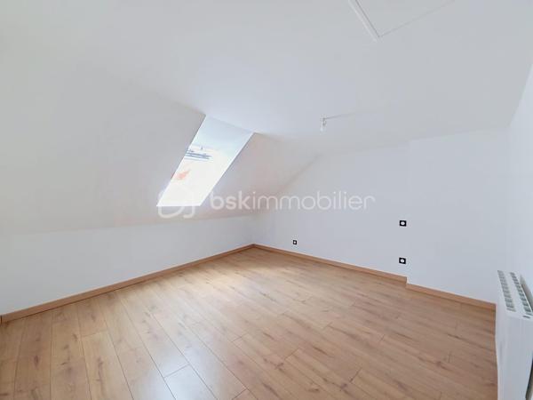 Appartement T3 avec terrasse à Saint-Jean-de-Losne — 123 000 € FAI.
Découvrez ce T3 d'environ 60m2, situé au 1er étage d'une copropriété, à deux pas de la Saône. Il se compose d'une entrée, d'un salon-séjour, d'une cuisine aménagée, ainsi que d'une salle d'eau avec cabine de douche, lavabo et WC. À l'étage, deux chambres. Les atouts : terrasse , chauffage individuel électrique, VMC hygroréglable automatique, double vitrage bois. 
Charges de copropriété d'environ 150 euros par trimestre, comprenant l'eau, les frais de syndic et l'assurance de la copropriété. 
Taxe foncière :671 euros.!
 Prix de vente : 123 000 euros FAI