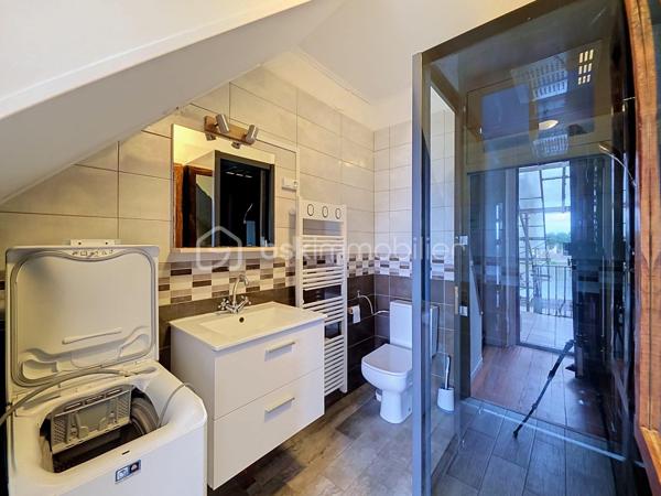 Appartement T3 avec terrasse à Saint-Jean-de-Losne — 123 000 € FAI.
Découvrez ce T3 d'environ 60m2, situé au 1er étage d'une copropriété, à deux pas de la Saône. Il se compose d'une entrée, d'un salon-séjour, d'une cuisine aménagée, ainsi que d'une salle d'eau avec cabine de douche, lavabo et WC. À l'étage, deux chambres. Les atouts : terrasse , chauffage individuel électrique, VMC hygroréglable automatique, double vitrage bois. 
Charges de copropriété d'environ 150 euros par trimestre, comprenant l'eau, les frais de syndic et l'assurance de la copropriété. 
Taxe foncière :671 euros.!
 Prix de vente : 123 000 euros FAI