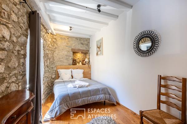 Ancien presbitère rénové en maison ou chambres d’hôtes à la montagne