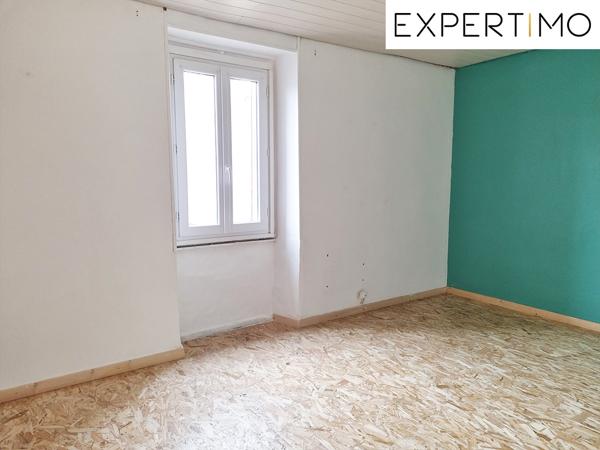 Servant (63560) Servant, Maison de 168 m² habitables avec cour et dépendances