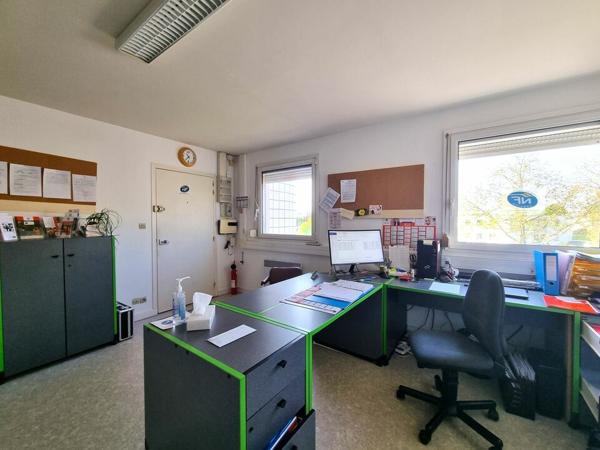 POITIERS BUREAUX A LOUER / A VENDRE FACE A LA POLYCLINIQUE DE LA PROVIDENCE : 92M²