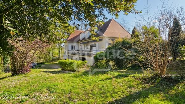 Une propriété familiale de caractère avec piscine et vue dominante aux portes de Périgueux