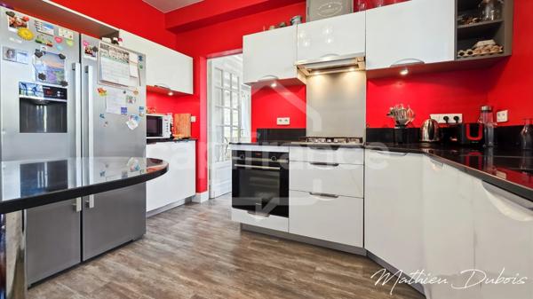 Une propriété familiale de caractère avec piscine et vue dominante aux portes de Périgueux