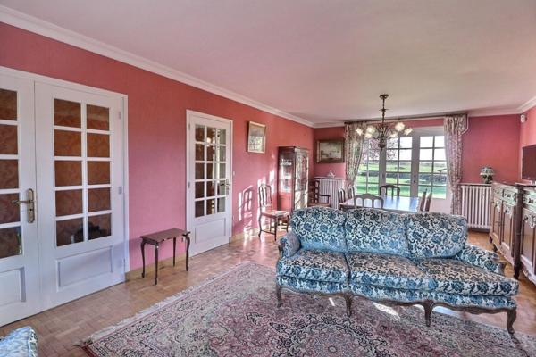 Pavillon individuel des années 70 à conforter, sous-sol complet, avec vue d'exception sur la campagne tout en étant en ville !