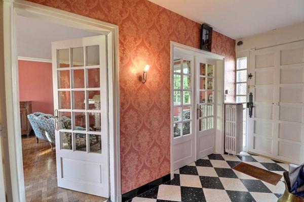 Pavillon individuel des années 70 à conforter, sous-sol complet, avec vue d'exception sur la campagne tout en étant en ville !