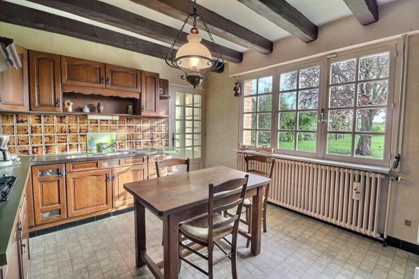 Pavillon individuel des années 70 à conforter, sous-sol complet, avec vue d'exception sur la campagne tout en étant en ville !