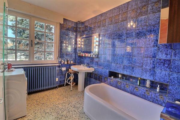 Pavillon individuel des années 70 à conforter, sous-sol complet, avec vue d'exception sur la campagne tout en étant en ville !