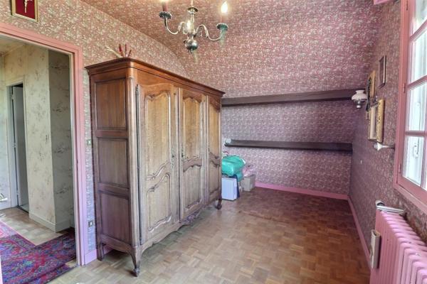 Pavillon individuel des années 70 à conforter, sous-sol complet, avec vue d'exception sur la campagne tout en étant en ville !