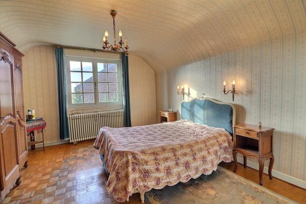 Pavillon individuel des années 70 à conforter, sous-sol complet, avec vue d'exception sur la campagne tout en étant en ville !