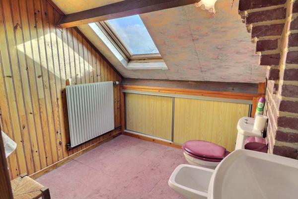 Pavillon individuel des années 70 à conforter, sous-sol complet, avec vue d'exception sur la campagne tout en étant en ville !