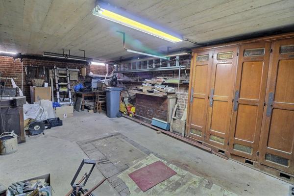 Pavillon individuel des années 70 à conforter, sous-sol complet, avec vue d'exception sur la campagne tout en étant en ville !