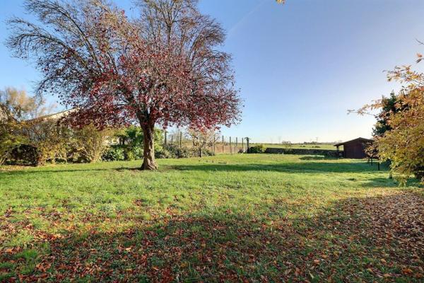 Pavillon individuel des années 70 à conforter, sous-sol complet, avec vue d'exception sur la campagne tout en étant en ville !