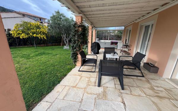 Maison à vendre    4 pièces •  Carros