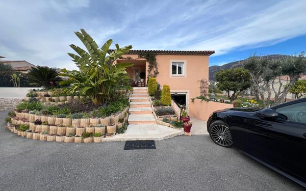 Maison à vendre    4 pièces •  Carros